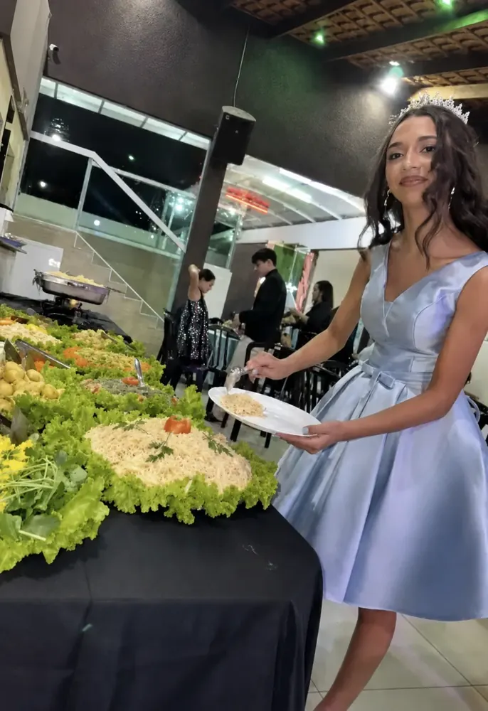 A debutante Manu se servindo na festa de 15 anos