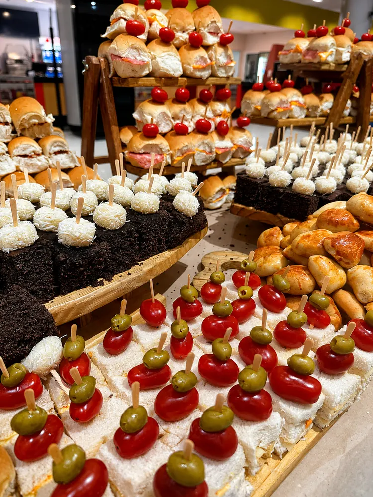Mesa de salgados e doces montada para o evento