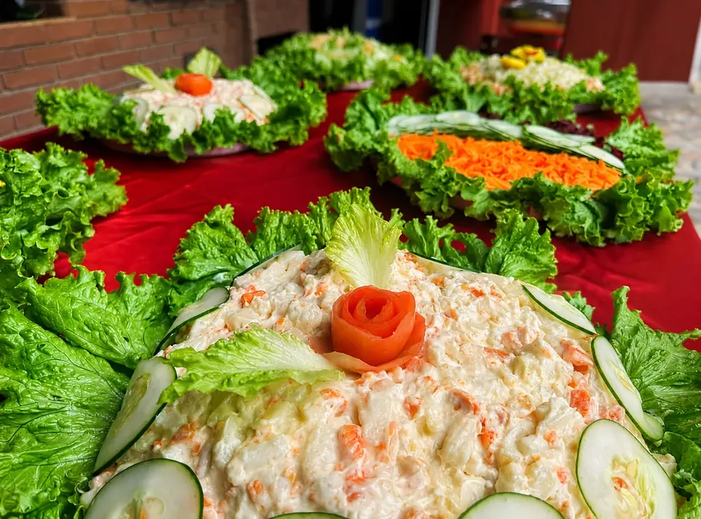Mesa de saladas e maioneses montada para um evento