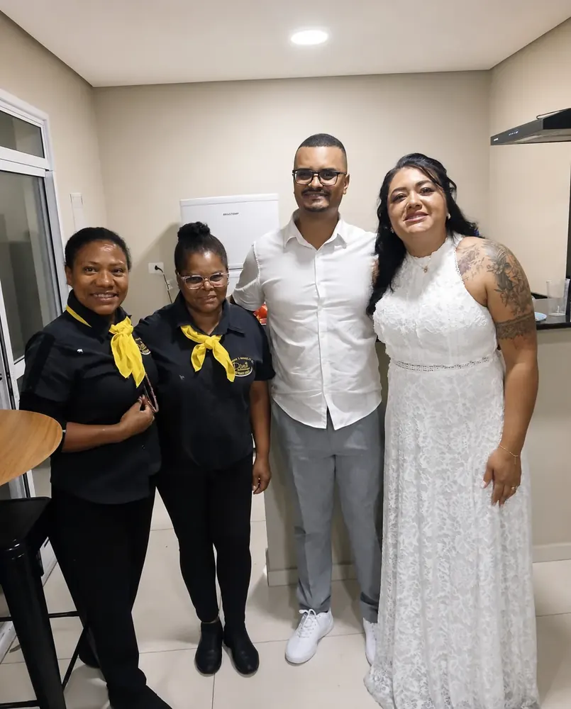 A equipe do buffet ao lado dos noivos