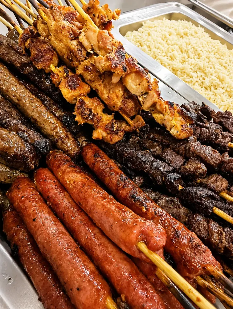 Espetos e arroz servidos na festa