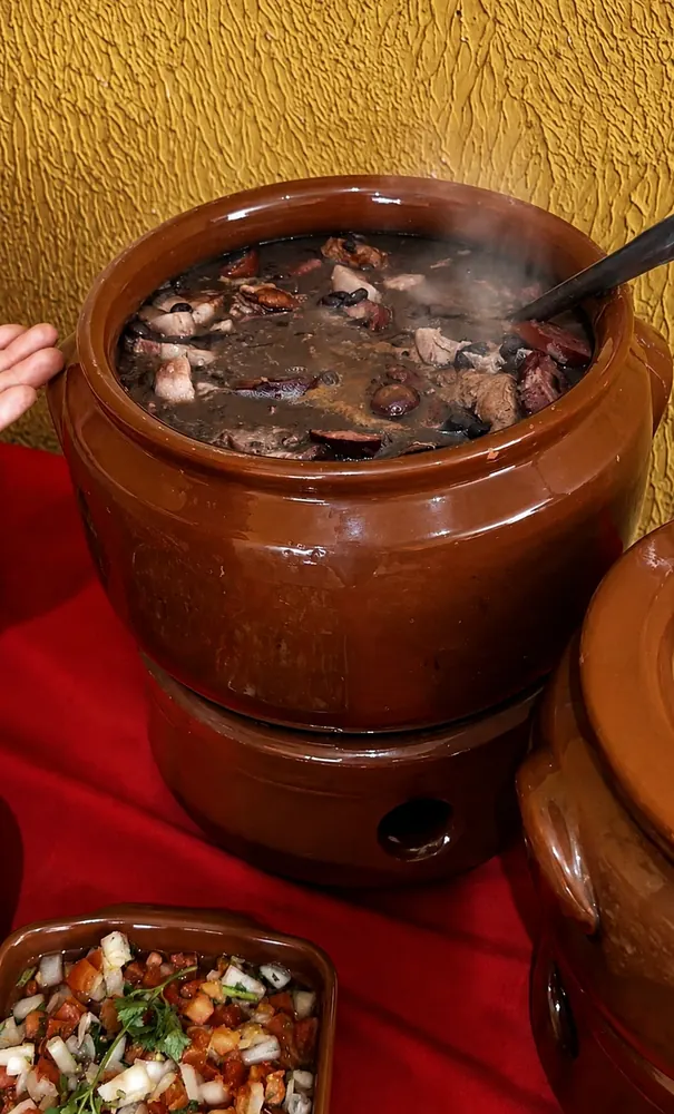 Panela de barro com feijoada fumegando