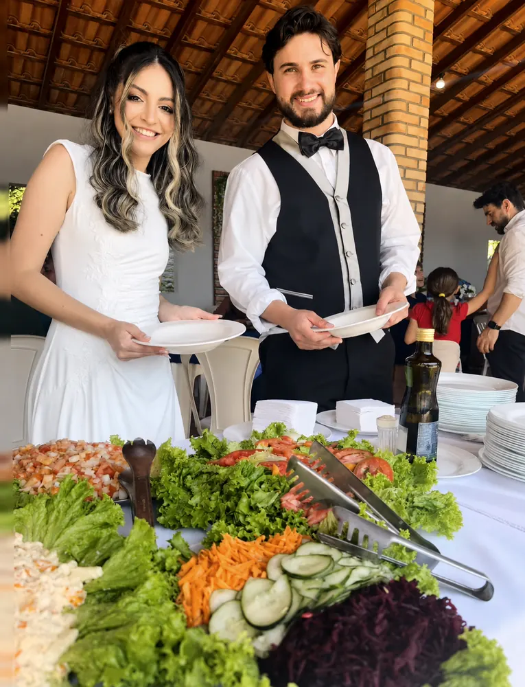Os noivos Ítalo e Andressa montando o prato