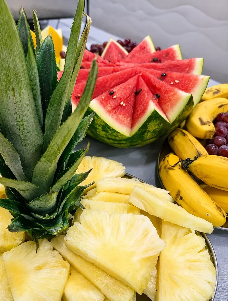 Travessa de frutas com abacaxi, melancia e banana