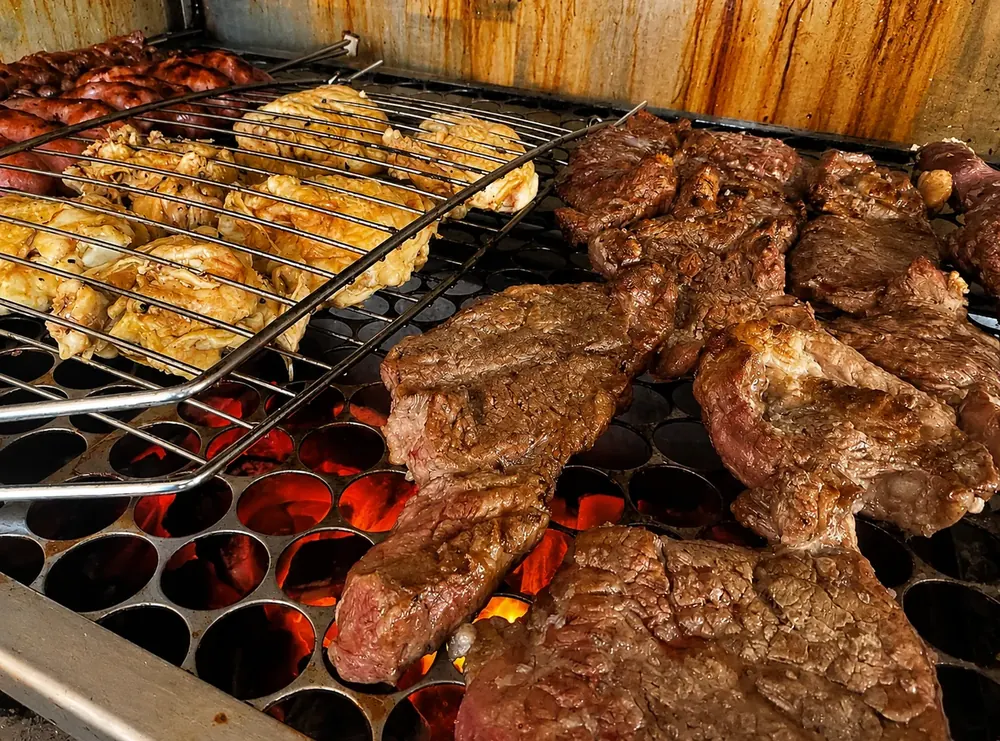 Cortes de carne assando na churrasqueira do evento