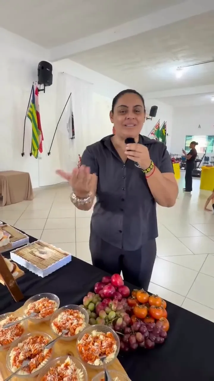 A equipe apresenta a mesa montada